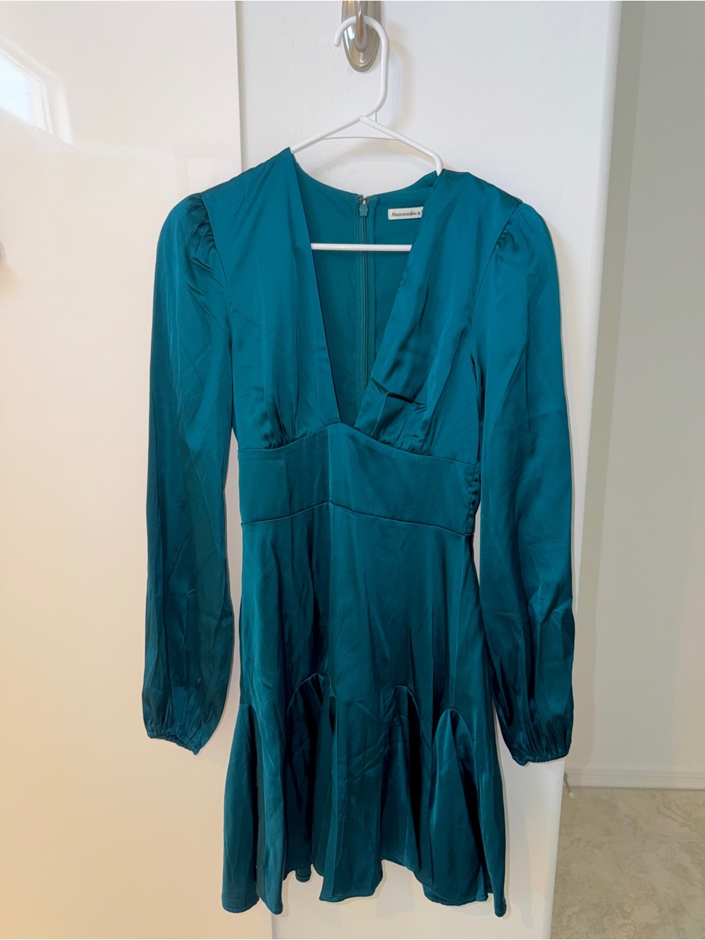 Abercrombie & Fitch Green Satin V-Neck Long Sleeve Dress